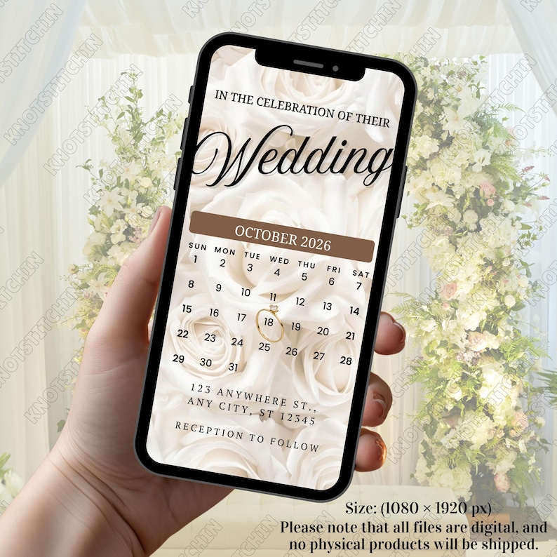 Puede incluir: Un tel&eacute;fono inteligente muestra una invitaci&oacute;n de boda con la palabra "Wedding" y un calendario para octubre de 2026. El dise&ntilde;o incluye un gr&aacute;fico de anillo y un fondo floral. La invitaci&oacute;n tambi&eacute;n incluye la direcci&oacute;n y "Recepci&oacute;n a continuaci&oacute;n."