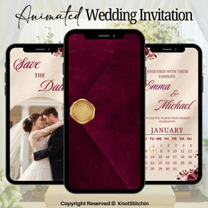Op de afbeelding: Geanimeerde huwelijksuitnodiging weergegeven op drie smartphones. De schermen tonen een stel, een bordeauxrode envelop met een gouden zegel en een kalender. Tekst bevat "Save the Date", "Emma & Michael" en "Januari."