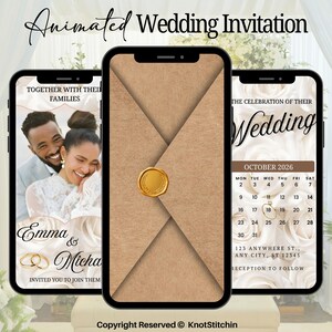 Puede incluir: Invitaci&oacute;n de boda animada mostrada en tres smartphones. El dise&ntilde;o presenta una foto de la pareja, un sobre con un sello dorado y un calendario de octubre de 2026. El texto incluye nombres, detalles de la boda y la frase "Invitados a unirse a ellos."