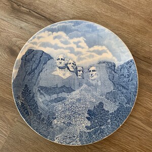 Johnson Bros. MOUNT RUSHMORE Mt Blue Souvenir Plate 10 3/4&quot; Sunset Supply South Dakota