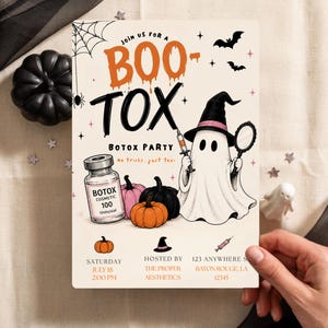 Op de afbeelding: Een rechthoekige uitnodigingskaart met de tekst "JOIN US FOR A BOO-TOX BOTOX PARTY" in oranje en zwart. Het ontwerp bevat een geest met een heksenhoed, een Botox-flesje, pompoenen, vleermuizen en een spinnenweb op een crèmekleurige achtergrond.