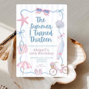 Op de afbeelding: Een rechthoekige verjaardagsuitnodiging met een lichtblauwe gestreepte achtergrond. De tekst luidt The Summer I Turned Thirteen, Please Join Us To Celebrate, Abigail's 13th Birthday, Saturday, July 12, at 2:00 PM, 123 Beach Ave, City, ST 89292, RSVP +123-456-7890. Illustraties bevatten een zeester, zonnebril, schelp, strandtas, surfplank, parasol, slippers en een fiets.