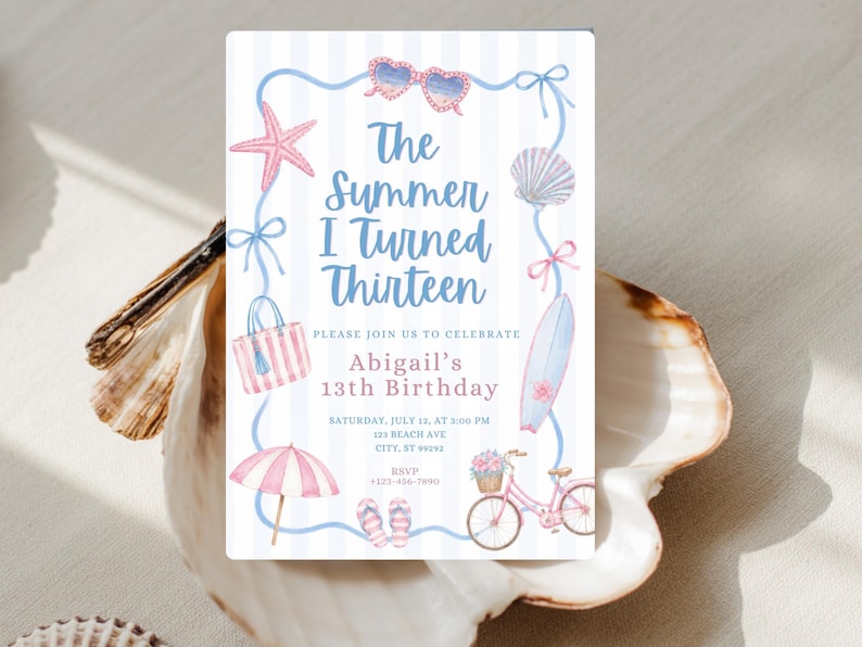 Op de afbeelding: Een rechthoekige verjaardagsuitnodiging met een lichtblauwe gestreepte achtergrond. De tekst luidt The Summer I Turned Thirteen, Please Join Us To Celebrate, Abigail's 13th Birthday, Saturday, July 12, at 2:00 PM, 123 Beach Ave, City, ST 89292, RSVP +123-456-7890. Illustraties bevatten een zeester, zonnebril, schelp, strandtas, surfplank, parasol, slippers en een fiets.