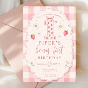 Puede incluir: Una invitación de cumpleaños a cuadros rosas y blancos con el texto "Piper's berry first birthday". El número uno está decorado con fresas. La invitación va acompañada de un sobre rosa.