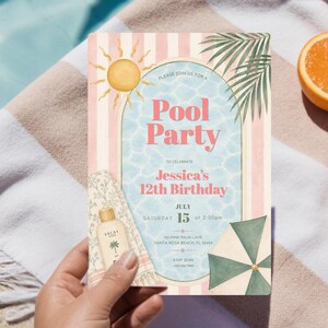Pode incluir: Um convite para uma festa na piscina em estilo aquarela com um sol, folhas de palmeira e um guarda-sol. O convite diz "Pool Party" e "12º aniversário de Jessica" com a data e a hora. Uma pequena garrafa de protetor solar também é visível.