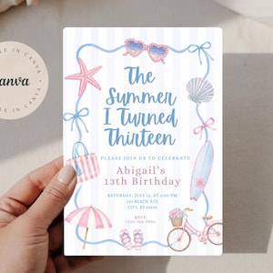 Op de afbeelding: Een rechthoekige verjaardagsuitnodigingskaart met een lichtblauwe gestreepte achtergrond. De tekst luidt: The Summer I Turned Thirteen, Abigail's 13th Birthday, Saturday, July 12, at 3:00 PM, 123 Beach Ave, City, ST 98292, RSVP +123-456-7890. Illustraties bevatten een zonnebril, een zeester, een schelp, een strandtas, een surfplank, een strandparasol, slippers en een fiets met een bloemenmand.
