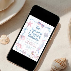 Op de afbeelding: Een smartphone toont een digitale verjaardagsuitnodiging met een lichtblauwe gestreepte achtergrond. De tekst luidt The Summer I Turned Thirteen, Abigail's 13th Birthday, Saturday July 16, at 4:00 PM, on Beach Ave, City, ST 00000, RSVP 123-456-7890. Illustraties bevatten een zeester, zonnebril, schelp, surfplank, fiets en slippers.