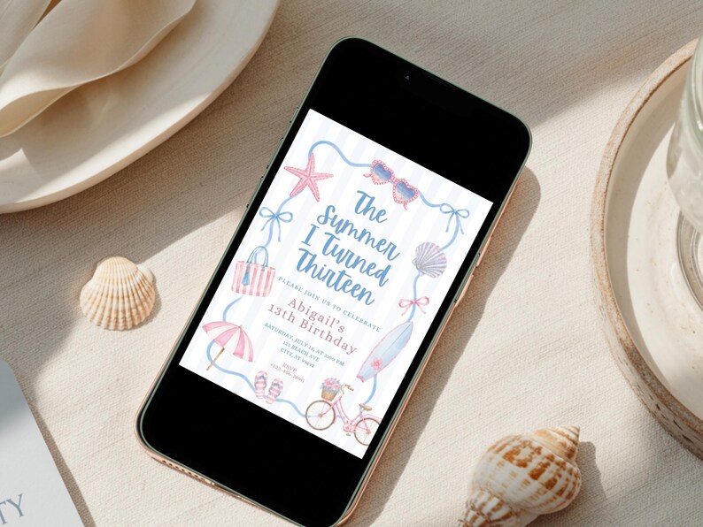 Op de afbeelding: Een smartphone toont een digitale verjaardagsuitnodiging met een lichtblauwe gestreepte achtergrond. De tekst luidt The Summer I Turned Thirteen, Abigail's 13th Birthday, Saturday July 16, at 4:00 PM, on Beach Ave, City, ST 00000, RSVP 123-456-7890. Illustraties bevatten een zeester, zonnebril, schelp, surfplank, fiets en slippers.
