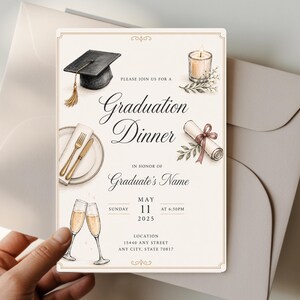 Op de afbeelding: Een uitnodiging voor een afstudeerdiner met aquarel illustraties. De uitnodiging toont een afstudeerhoed, kaars, opgerold diploma en champagneglazen. De tekst bevat "Afstudeerdiner" en evenementdetails.