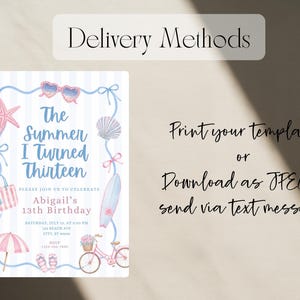 Op de afbeelding: Een verjaardagsuitnodigingssjabloon met een lichtblauw gestreepte achtergrond en aquarelillustraties van een zeester, hartvormige zonnebril, een schelp, een surfplank, een strandtas, een parasol, slippers en een fiets met een mandje.