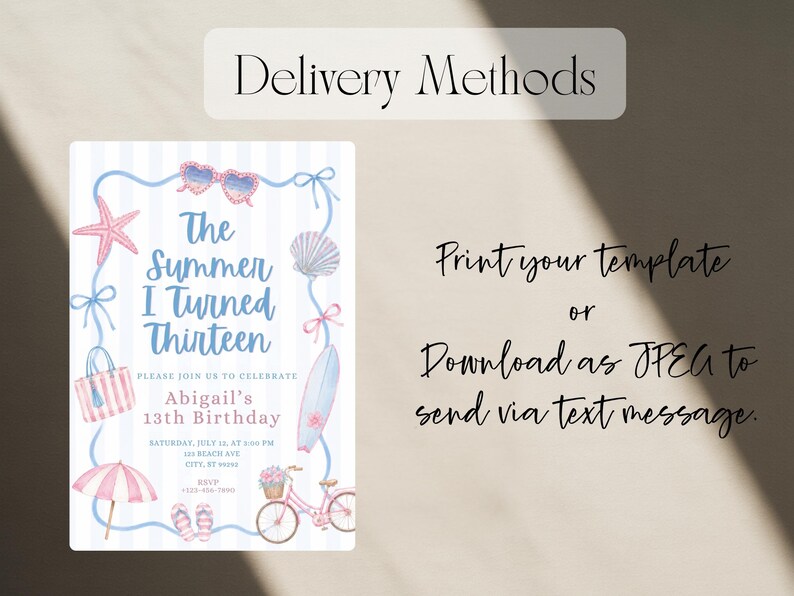 Op de afbeelding: Een verjaardagsuitnodigingssjabloon met een lichtblauw gestreepte achtergrond en aquarelillustraties van een zeester, hartvormige zonnebril, een schelp, een surfplank, een strandtas, een parasol, slippers en een fiets met een mandje.