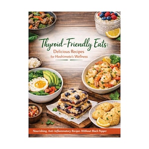 Puede incluir: Una portada de libro de cocina titulada "Thyroid-Friendly Eats: Delicious Recipes for Hashimoto's Wellness". La imagen presenta varios platos, incluyendo cuencos de comida, una pila de cuadrados de arándanos y galletas, todo dispuesto sobre una superficie de madera.