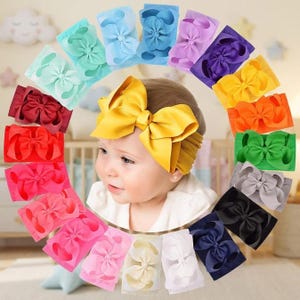 Puede incluir: Una colección de diademas de tela con grandes lazos de colores sólidos en una variedad de tonos que incluyen rojo, rosa, amarillo, naranja, verde, azul, morado, negro, blanco y beige, dispuestos en un patrón circular alrededor de una imagen.