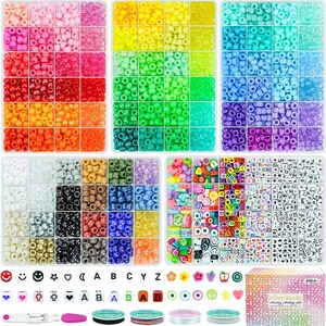 Könnte beinhalten: Ein umfassendes Set aus Pony-Perlen, sortiert in durchsichtigen Kunststoff-Aufbewahrungsboxen. Die Sammlung enthält einfarbige, durchscheinende und glitzernde Ausführungen in allen Farben sowie Buchstabenperlen, Herzformen und Smiley-Gesichter.