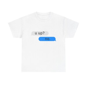 Puede incluir: Camiseta blanca con un diseño de mensaje de texto. Las burbujas de texto dicen "u up?" en gris y "no." en azul. Una camiseta informal para el día a día.