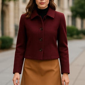 Könnte beinhalten: Eine weiße Keramik-Tasse mit schwarzem Henkel und dem Text "But First, Coffee" in schwarzer, fetter Schrift. Die Tasse steht auf einer weißen Oberfläche.