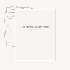 Puede incluir: Una pila de hojas de papel blancas con el título "The Mental Load Inventory" en una fuente serif. El texto "A calm way to see what you're carrying" está debajo del título. Hojas adicionales muestran listas de texto.