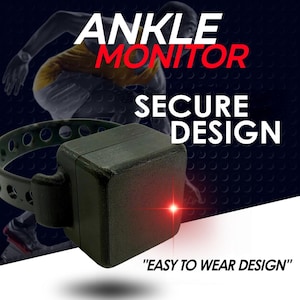 Può includere: Monitor alla caviglia nero con un design sicuro. Il dispositivo ha un cinturino abbinato e presenta il testo "ANKLE MONITOR" in bianco e rosso, "SECURE DESIGN" in bianco e "EASY TO WEAR DESIGN" in bianco.