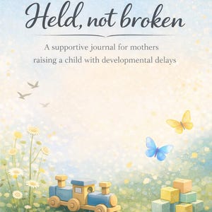 Könnte beinhalten: Aquarell-Illustration mit dem Text "Held, not broken". Ein blau-gelber Spielzeugzug steht in einem Feld mit Gänseblümchen, mit Schmetterlingen und Bausteinen. Der Text lautet: "Ein unterstützendes Journal für Mütter, die ein Kind mit Entwicklungsverzögerungen erziehen."
