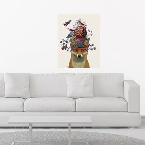 Puede incluir: Un zorro con un sombrero fantasioso adornado con flores, hojas y pájaros. El sombrero es de color rojo vibrante con un borde azul y tiene una gran flor rosa en la parte superior.