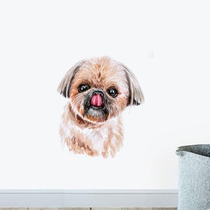 Può includere: Un dipinto ad acquerello di un cane Shih Tzu marrone e bianco con la lingua di fuori. Il cane guarda la fotocamera con un'espressione giocosa.