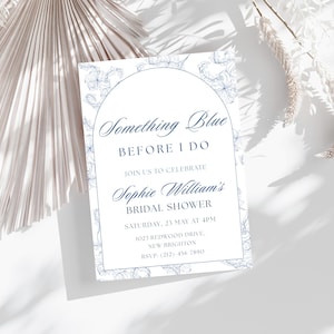 Puede incluir: Una invitación a una despedida de soltera con el texto "Something Blue" en escritura elegante. La invitación presenta un diseño floral y detalles para la despedida de soltera de Sophie William, incluyendo la fecha, hora y lugar.