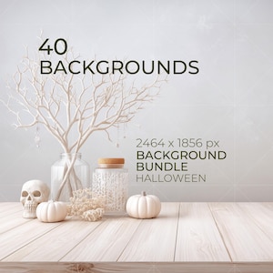 Peut inclure: Une collection numérique de 40 arrière-plans d'Halloween mesurant 2464 x 1856 px. L'image présente un crâne blanc, deux petites citrouilles blanches, un bocal en verre avec un bouchon en liège et une branche d'arbre blanche nue sur fond gris clair.