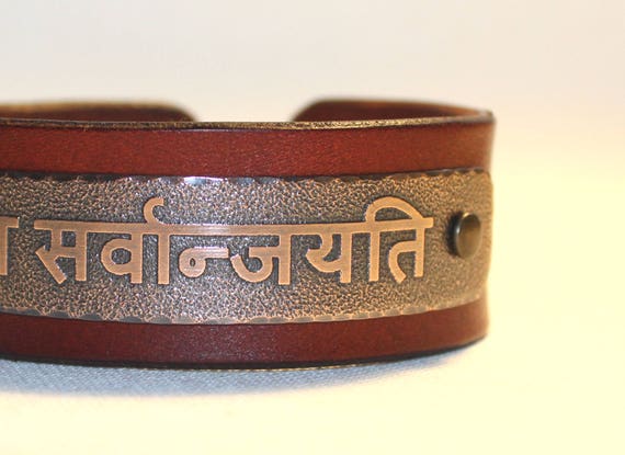 Sanskriet Liefde Overwint Alles Mens Lederen Armband Plantaardig Gelooid Leder Inscriptie In Het Sanskriet