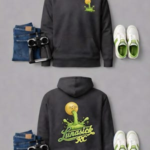 Peut inclure: Un sweat &agrave; capuche gris fonc&eacute; avec une poche avant et une capuche, orn&eacute; d'un motif d'emoji jaune vomissant du liquide vert. Le dos du sweat affiche le texte "Lunasick RC". L'image comprend &eacute;galement un jean bleu, une t&eacute;l&eacute;commande et des baskets blanches.