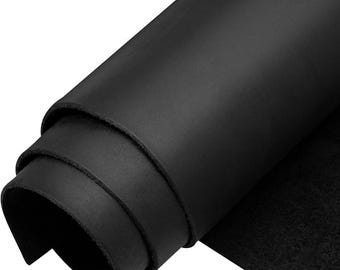 Peut inclure: Gros plan sur une pièce de cuir noir enroulée. Le cuir, d'un noir profond, présente une surface lisse. Les bords du rouleau révèlent l'épaisseur et les couches du matériau, suggérant son utilisation dans l'artisanat.