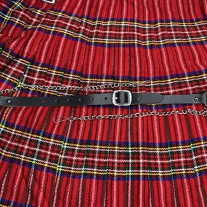 Peut inclure: Un kilt rouge &agrave; carreaux avec une ceinture en cuir noir et une cha&icirc;ne argent&eacute;e. Le kilt pr&eacute;sente un motif tartan traditionnel avec des rayures jaunes, bleues et blanches. La ceinture a une boucle argent&eacute;e et une cha&icirc;ne.