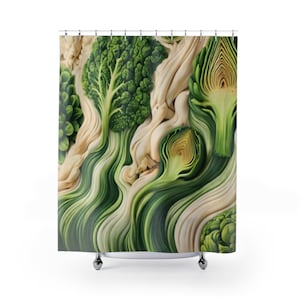 Puede incluir: Cortina de ducha con un diseño artístico detallado de verduras. El diseño incluye brócoli, alcachofas y otras verduras verdes y beige, creando un efecto texturizado en 3D. La cortina cuelga de anillos plateados.