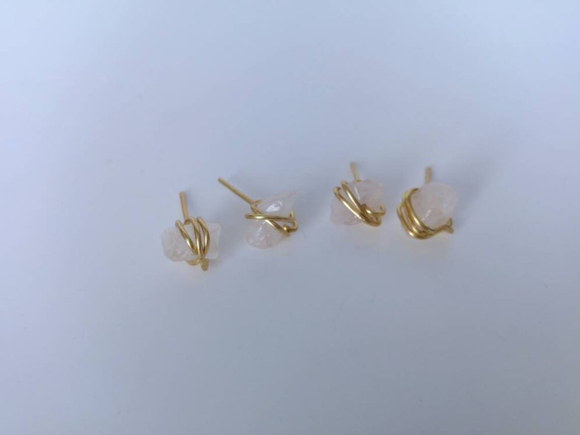 Rohe Edelstein Ohrstecker. Kleine halbe kostbare Ohrringe. | Etsy