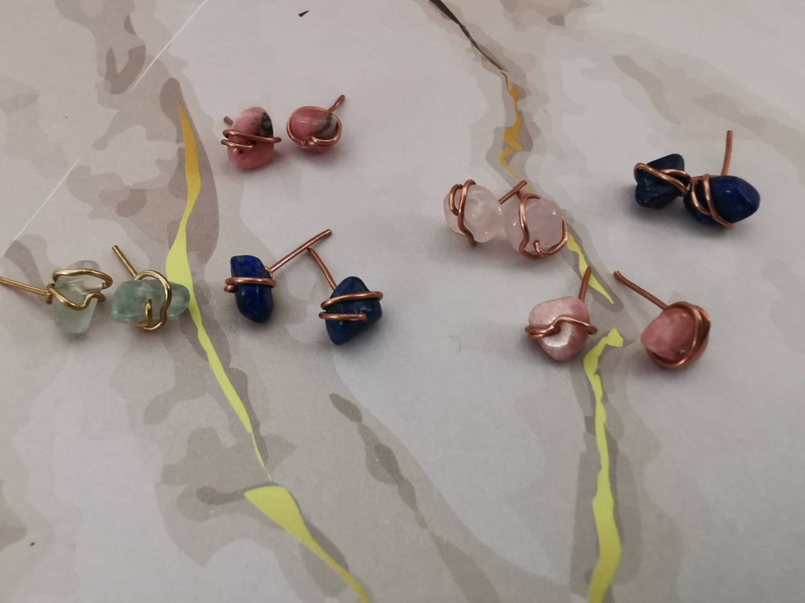 Rohe Edelstein Ohrstecker. Kleine halbe kostbare Ohrringe. | Etsy