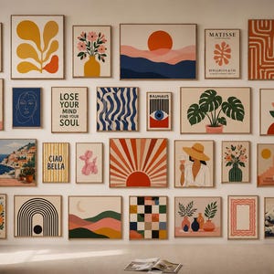 Puede incluir: Una colección de impresiones artísticas enmarcadas en varios tamaños y estilos, incluyendo formas abstractas, paisajes y tipografía. La paleta de colores incluye tonos cálidos como naranja, rosa y amarillo, junto con azules y verdes. Algunas impresiones incluyen texto.