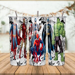 K&ouml;nnte beinhalten: Ein Set aus drei Keramikbechern mit gesprenkelter, matter Oberfl&auml;che. Die Becher sind in Creme-, Hellgrau- und Dunkelgraut&ouml;nen gehalten. Jeder Becher hat ein schlichtes, modernes Design und einen abgerundeten Griff.