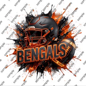 Peut inclure: Un casque de football américain noir et un ballon de football placés au-dessus du mot BENGALS en lettres orange et noires, entourés d'une éclaboussure dynamique de peinture noire et orange, formant un design graphique sur fond blanc.