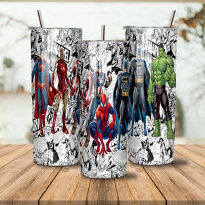 K&ouml;nnte beinhalten: Eine wei&szlig;e Keramik-Tasse mit schwarzem Henkel und dem Text "But First, Coffee" in fetter, schwarzer Schrift. Die Tasse steht vor einem verschwommenen Hintergrund, der ihr klares Design hervorhebt.