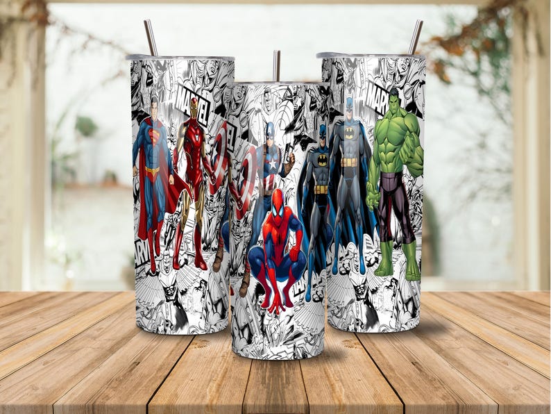 K&ouml;nnte beinhalten: Eine wei&szlig;e Keramik-Tasse mit schwarzem Henkel und dem Text "But First, Coffee" in fetter, schwarzer Schrift. Die Tasse steht vor einem verschwommenen Hintergrund, der ihr klares Design hervorhebt.