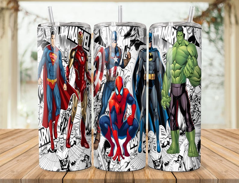 K&ouml;nnte beinhalten: Drei Edelstahlbecher mit Comic-Superhelden Superman, Iron Man, Captain America, Spider-Man, Batman und Hulk. Die Becher haben einen schwarz-wei&szlig;en Comic-Hintergrund und enthalten einen Strohhalm.