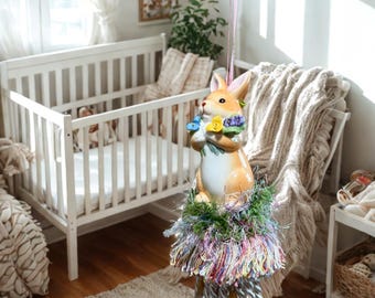 Salero de porcelana artesanal con forma de conejito de jardín y borla decorativa, estilo vintage.