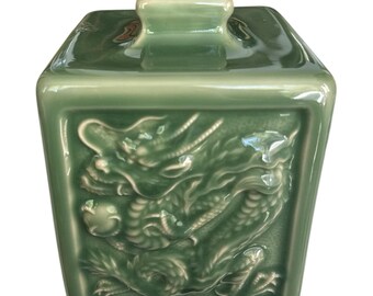 Jarrón cuadrado de cerámica verde celadón vintage con diseño de dragón en relieve moldeado, fabricado en Japón.