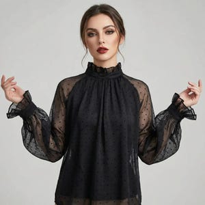 Puede incluir: Un juego de tres tazas de cerámica con acabado mate moteado. Las tazas son de color crema, gris claro y gris oscuro. Cada taza tiene un diseño simple y minimalista.