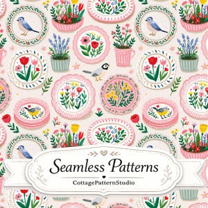 Pode incluir: Um padrão contínuo com ilustrações de pratos decorativos com motivos florais e de pássaros, flores em vasos e pequenos pássaros sobre um fundo claro. Uma faixa branca exibe o texto Seamless Patterns CottagePatternStudio.