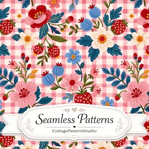 Pode incluir: Um padrão contínuo com morangos vermelhos, bagas azuis e várias flores cor-de-rosa, brancas e azuis sobre um fundo de xadrez vichy rosa e branco. Uma etiqueta branca na parte inferior exibe o texto Seamless Patterns e CottagePatternStudio.