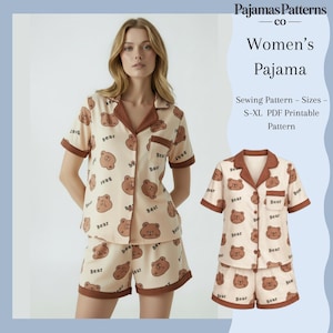 Pode incluir: Um conjunto de pijama bege com um padrão de urso castanho, com uma camisa de botões de manga curta e calções a condizer. O conjunto tem acabamentos castanhos e a palavra "Bear" impressa no tecido. A imagem também inclui o texto "Women's Pajama" e "Sewing Pattern".
