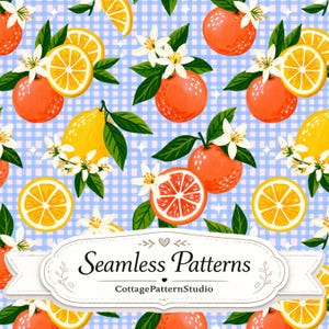 Pode incluir: Um padrão contínuo com laranjas, limões e flores brancas sobre um fundo xadrez azul claro com pequenas estrelas brancas. Uma etiqueta branca na parte inferior exibe o texto Seamless Patterns e CottagePatternStudio.