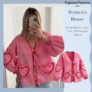 Könnte beinhalten: Eine rosa-weiß karierte Bluse mit herzförmigen Taschen und roten Verzierungen. Die Bluse hat einen V-Ausschnitt und einen Bindverschluss. Der Text "Pajamas Patterns co Women's Blouse Sewing Pattern - Sizes - S-XL PDF Printable Pattern" ist ebenfalls enthalten.
