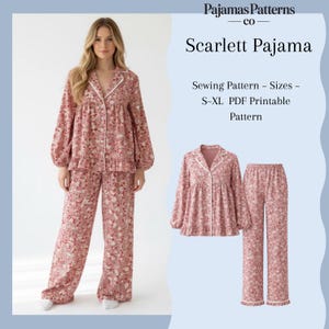 Puede incluir: Un conjunto de pijama rosa floral con una camisa con botones y pantalones a juego. El conjunto incluye un patrón de costura para tallas S-XL. La camisa tiene ribetes blancos y el texto "Scarlett Pajama".