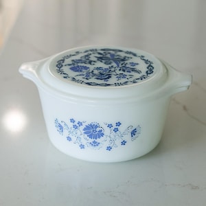 Vintage Pyrex Blue Willow Floral Onion 1 Qt Casserole Dish with Lid Model 473 Rare 1970s White Milk Glass Ovenware Blue Floral Kitchenware